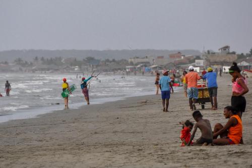 primer contacto con la tabla - clases de kitesurf Caratagena - Colombia